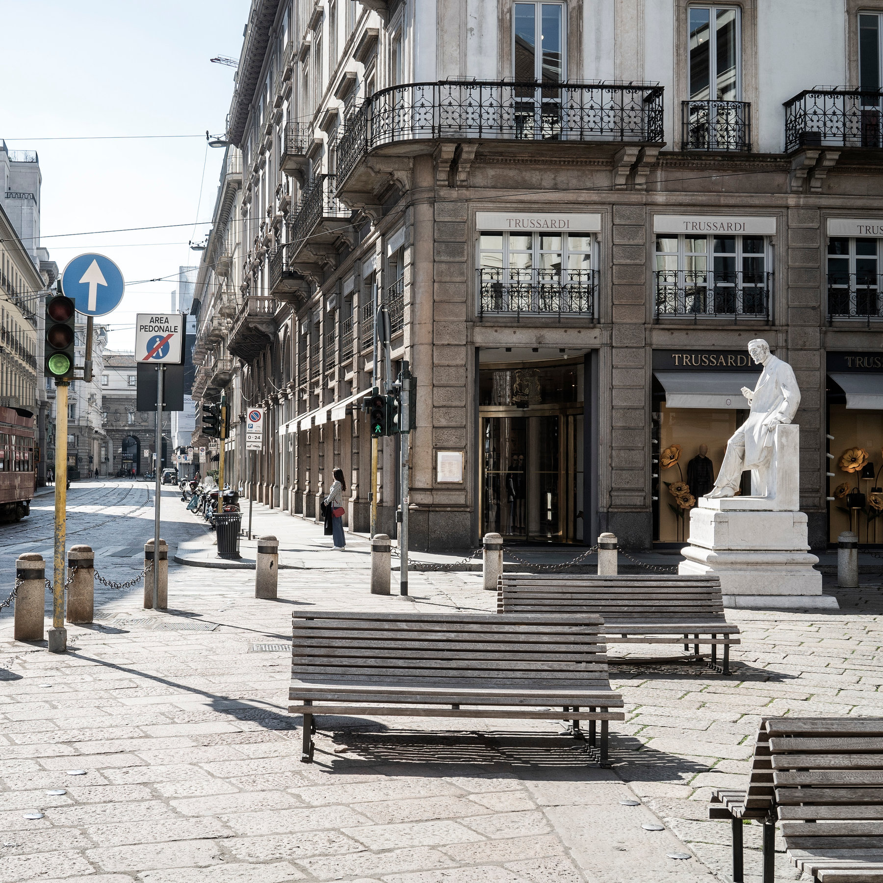 Corner street with benches in Italy